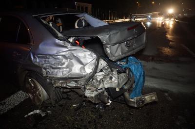 Pkw kracht in die Leitplanken - Zwei Pkw haben nach einem Unfall nur noch Schrottwert. 